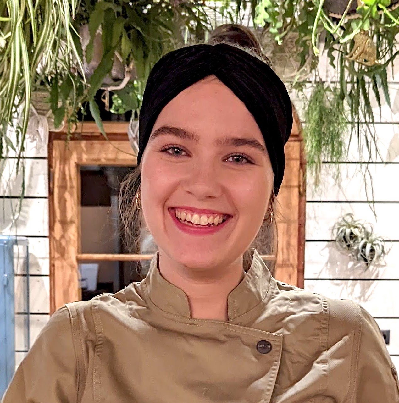 <span style='font-size: 16px'>Lea </span><strong>Shivani</strong>
